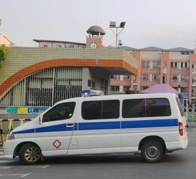 回民救护车出租护送骨折病人一公里多少钱